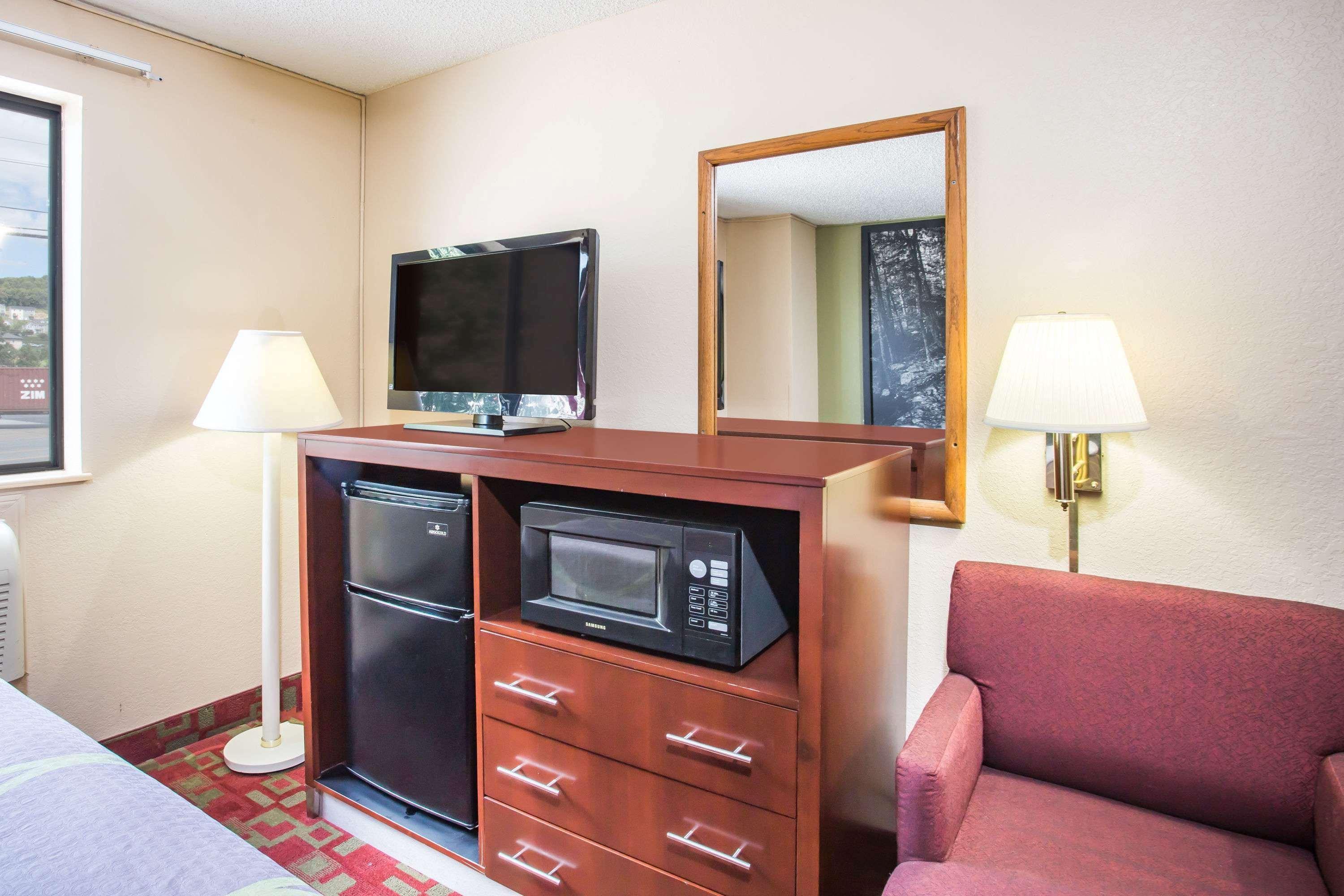 Super 8 By Wyndham Harrisonburg Motel Eksteriør billede